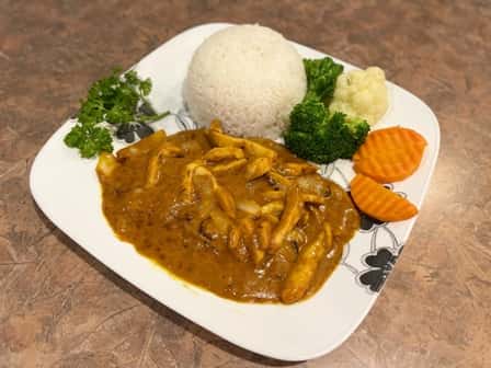 (59) Curry Chicken on Steamed Rice or Beef