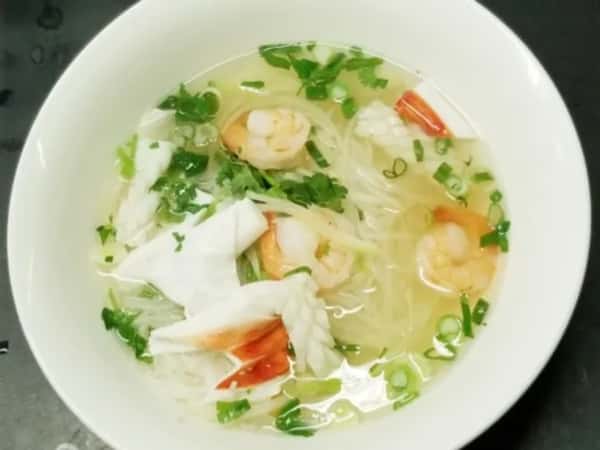(30) Seafood Rice Noodle Soup (Crab Stick, Squid and Shrimp)