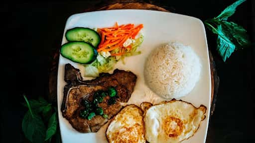 (61) Charbroiled Pork Chops & Fried Eggs on Steamed Rice