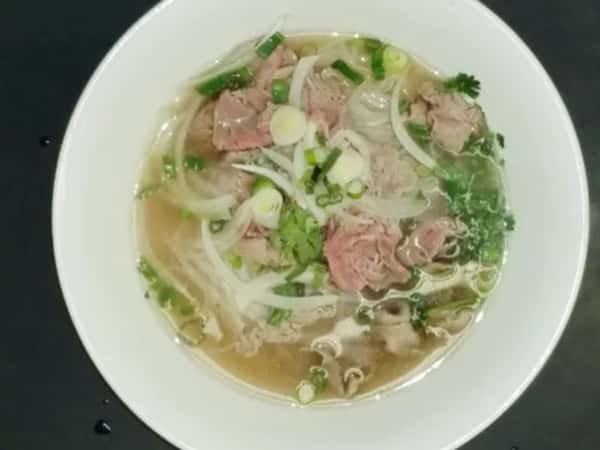 (26) Rare Beef Rice Noodle Soup