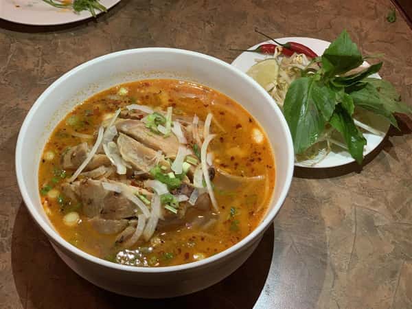 (33B) Satay Charbroiled Beef OR Pork OR Chicken on Rice Noodle Soup