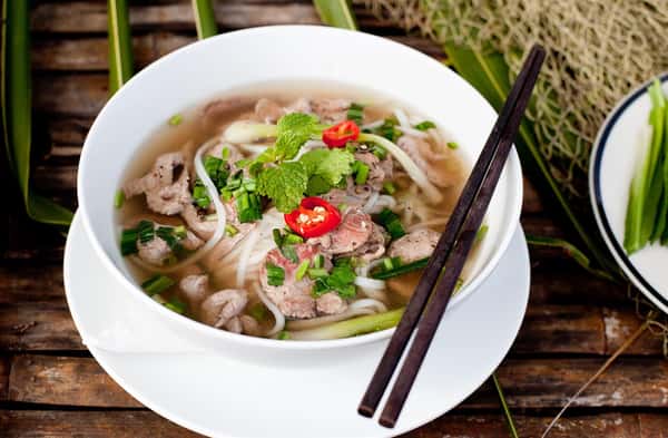(27) Sliced Rare & Well-Done Beef Rice Noodle Soup