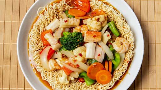 (39) Stir-Fried Shrimp, Beef & Vegetables on Crispy Egg Noodle