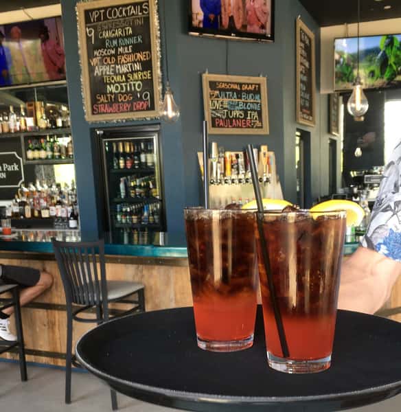 Two iced teas on tra