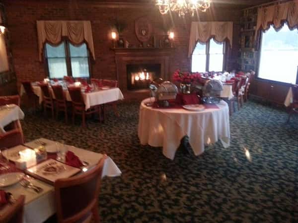 Picture of set-up empty dining room with menus and candles of chestnut hill dining