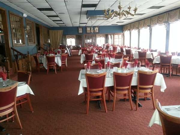 Picture of set-up empty dining room of chestnut hill dining