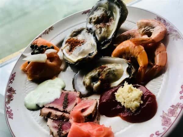 Three oysters, Sushi Tuna Bites, pieces og ginger and a side of cocktail sauce