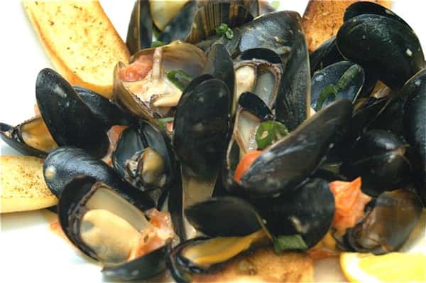 mussels served with marinara or scampi style with baked garlic toast
