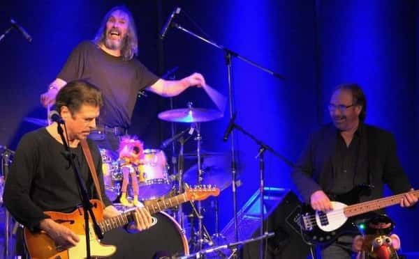 A high-energy live performance by The Davanos at Collector's Choice Restaurant in Snohomish, WA, featuring Jerry Battista on guitar and Fred Holzman on drums performing classic rock and blues.