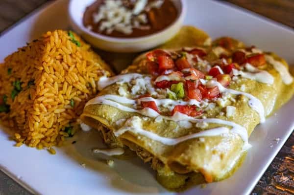 Enchiladas de Pollo Con Crema Agria