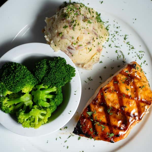 Salmon, broccoli and mashed potatoes