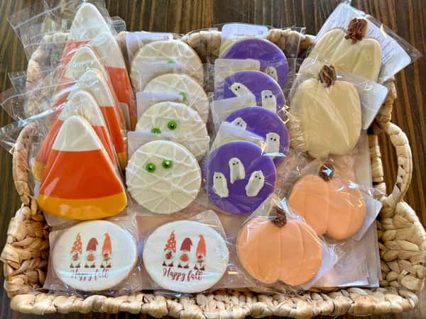 We are so excited to have some new Fall/Halloween cookies from Sugar Beach Baking Company at the café! 👻🧡🎃

From candy corn and pumpkins to spooky ghosts and fall gnomes, they’re almost too cute to eat! 🎃👻

Stop by and grab yours before they disappear!  #fallcookies #halloweencookies #LocalBusiness #womenownedsmallbusiness