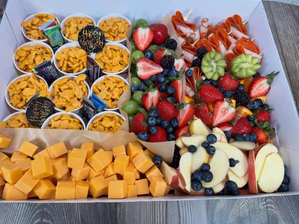 ❤️😍 Kids love charcuterie too! 🧀🍇🍓
Next time you ask the question, what should I feed the kids, give us a call and order one of our kid friendly boxes! Full of fresh fruit, turkey, pepperoni, cheese and snacks and treats,
#alwaysfreshalwaysdelicious #kidsfun #kidstreats #kidcharcuterie