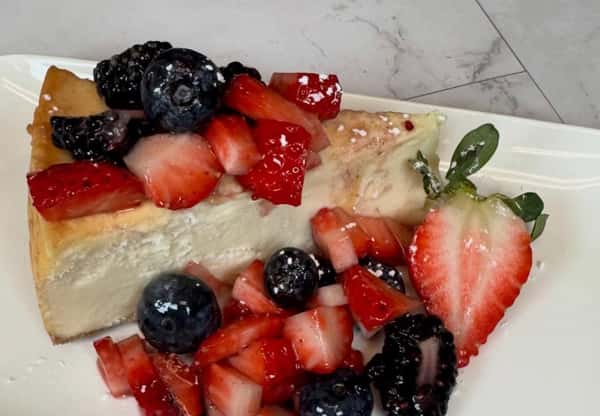 Cheesecake topped with fresh fruit