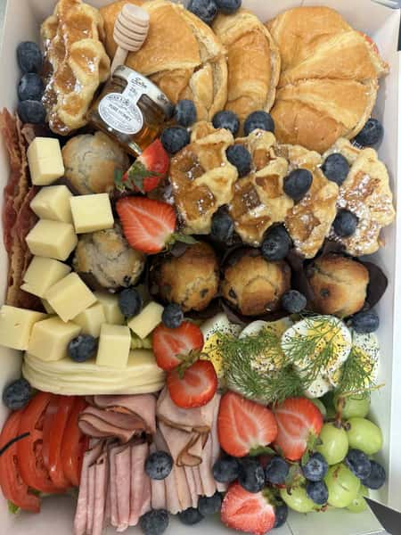 3-4 person breakfast box