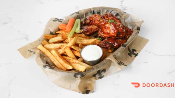 Chicken Wings with fries and vegetables