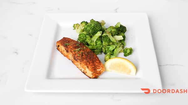 Grilled salmon with salad