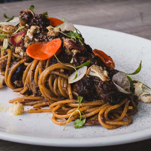SPAGHETTI CON RAGU DE ASADO DE TIRA YOSHIKU