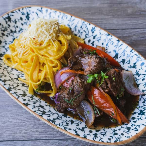 FETUCCINI A LA HUANCAINA CON LOMO SALTADO