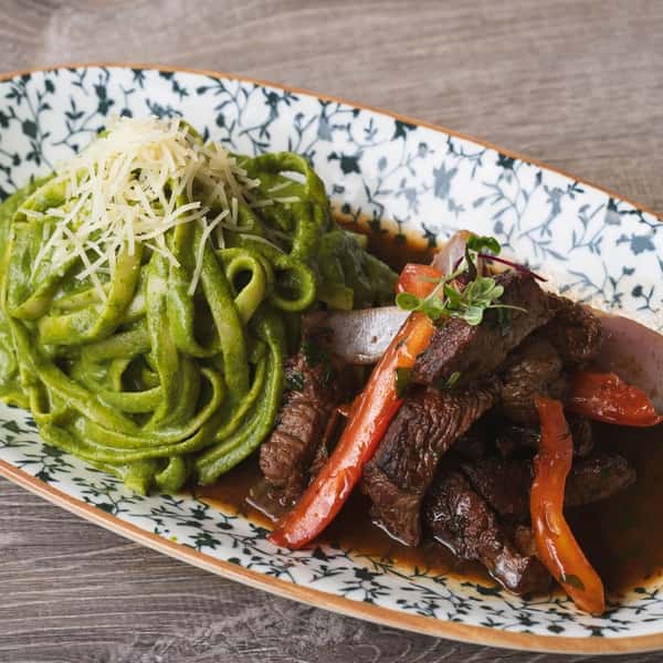 FETUCCINI AL PESTO CON LOMO SALTADO