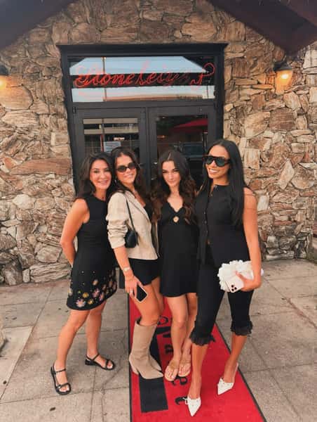 Sunday funday is in full swing for a 3 day weekend and we’re open tomorrow at 11am stat with brunch to nurse your hangover 🍻
#neighborhoodbar #dallasbrunch #dallasrestaurants #dallasbars #dallasfoodie