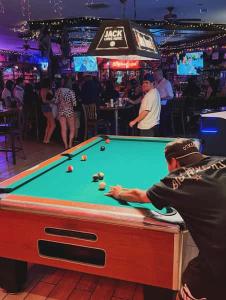 The Sunday Funday spot 📍 (only a few days left for the 7 layer supreme pizza special!)
#neighborhoodbar #sundayfootball #dallasbars #dallas #pooltable