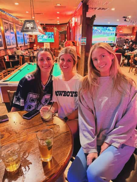 Football on the big screens, wings on the table, cold beer within reach. We can think of worse ways to spend a Saturday 🏈🍗
#neighborhoodbar #football #wings #beer #dallasbars