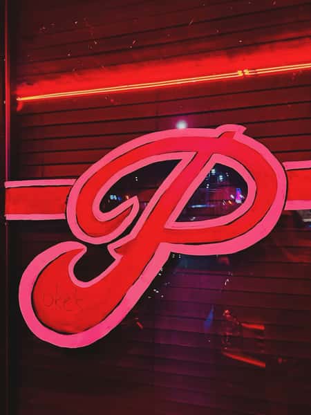 A cool breeze, a cold drink, and the same people you saw here yesterday 😎🍸
#neighborhoodbar #dallasbars #dallasrestaurants #comfortablespace oaklawndallas