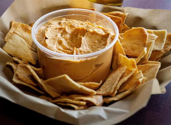 Roasted red pepper Hummus & pita chips
