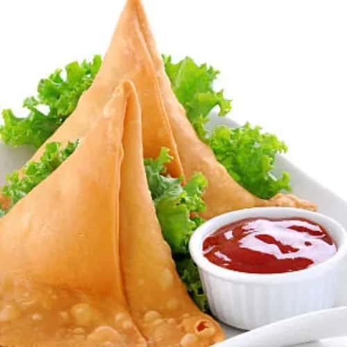 Samoosas and sauce