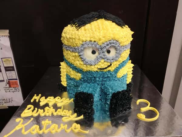Minion Cake