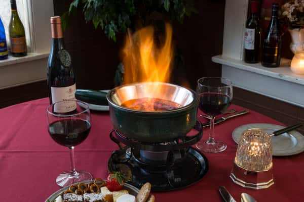 Fondue pot with flambé