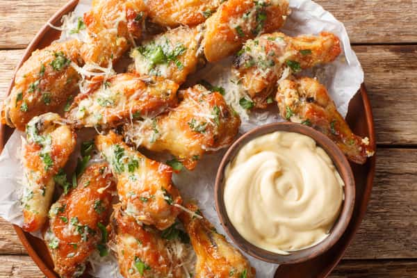 Seasoned chicken wings with sauce