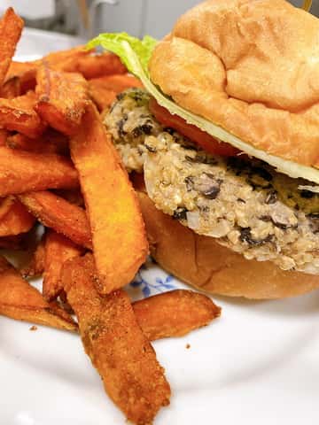 QUINOA BLACK BEAN BURGER