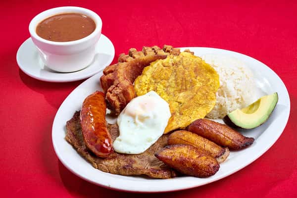BANDEJA PAISA CON CHORIZO Y CHICHARRON