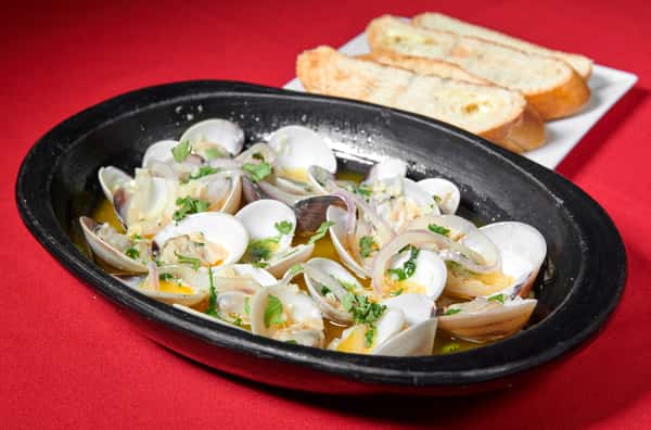 ALMEJAS AL AJILLO / CLAMS IN GARLIC SAUCE