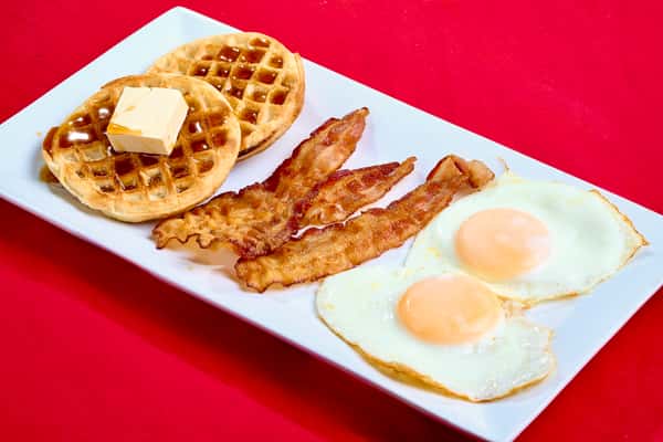 WAFFLES CON HUEVOS Y BACON. / WAFFLES BACON AND EGGS
