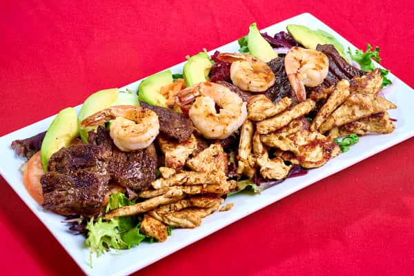 Ensalada trio (pollo entrana camarones) / Trio salad ( Skirt steak, shrimp, grilled chicken)