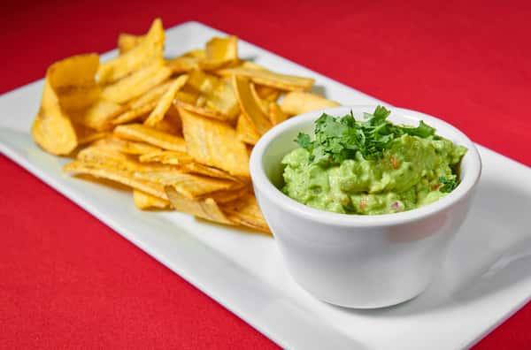 PLATANITOS CON GUACAMOLE / PLANTAIN CHIPS WITH GUACAMOLE