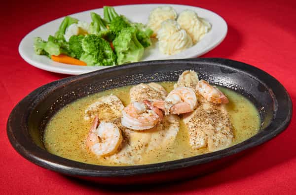 FILETE DE PESCADO Y CAMARONES AL VINO BLANCO / FISH FILET AND SHRIMP IN WHITE WINE SAUCE