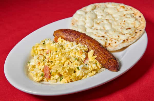 HUEVOS REVUELTOS CON AREPA / SCRAMBLED EGGS WITH CORN AREPA
