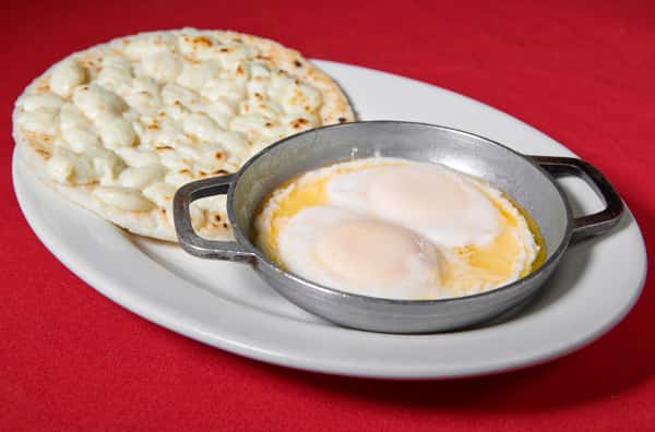 HUEVOS CACEROLA CON AREPA / FRIED EGGS WITH CORN AREPA