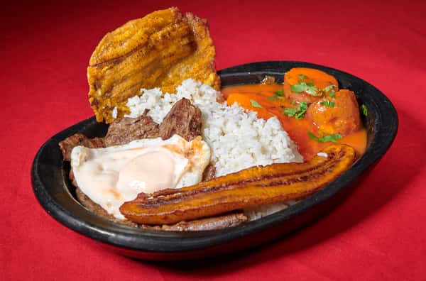 BISTEC A CABALLO / GRILLED STEAK WITH CREOLE SAUCE