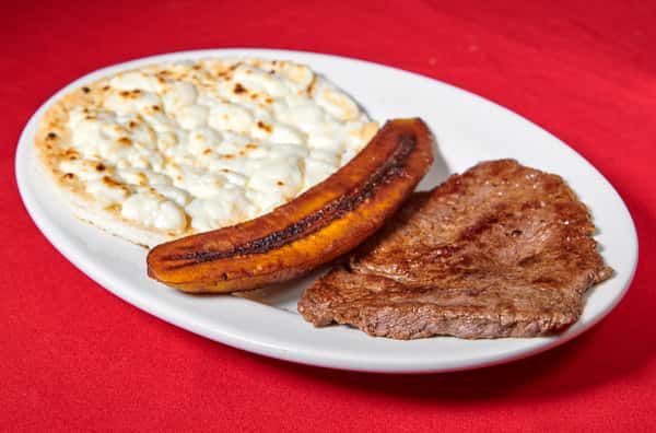 CARNE ASADA CON AREPA / GRILLED STEAK WITH  CORN AREPA