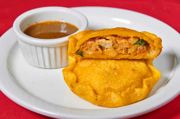 PASTEL DE POLLO / CHICKEN EMPANADA