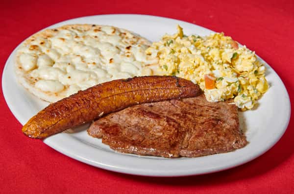 HUEVOS CON CARNE Y AREPA / SCRAMBLED EGGS  AND STEAK
