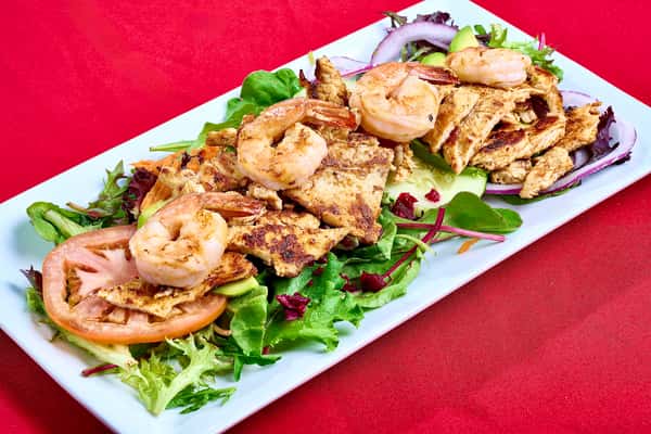 ENSALADA CON POLLO Y CAMARONES / GRILLED CHICKEN WITH GRILLED SHRIMP SALAD
