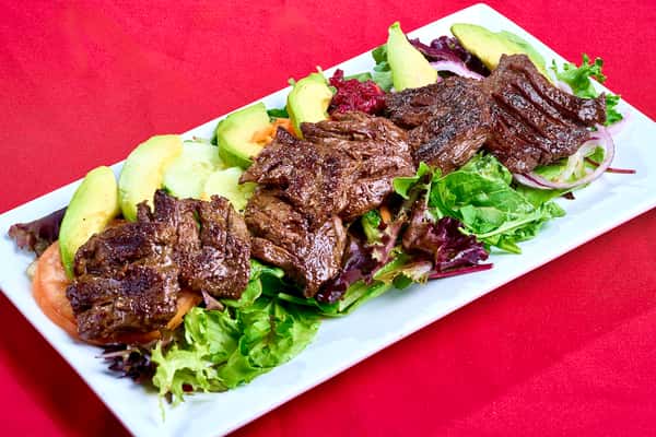 Ensalada con entrana / Grilled skirt steak salad