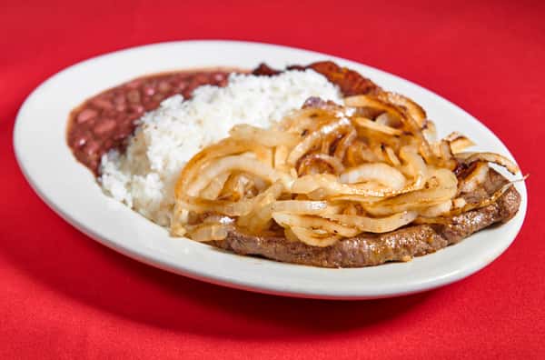 BISTEC ENCEBOLLADO / GRILLED STEAK WITH ONIONS