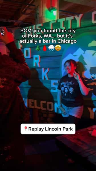 POV: You found the city of Forks, WA⦠but itās actually a bar in Chicago. š²š©øš§ļø
Spooky szn is in full swing here at Replayā events every week, plus enjoy themed cocktails, iconic photo-ops, FREE arcade games, & all the Twilight vibes at our newest pop-up experience!š§š»ššŗ
21+ | NO COVER | Open 7 days a week
Tag your Twilight-obsessed bestie. š¤
#replaylincolnpark #twilightsaga #chicago #chicagobars #chicagonightlife